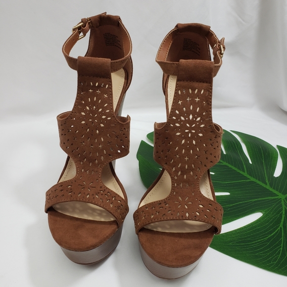 JustFab SHEREE Platform Sandals - Picture 16 of 16